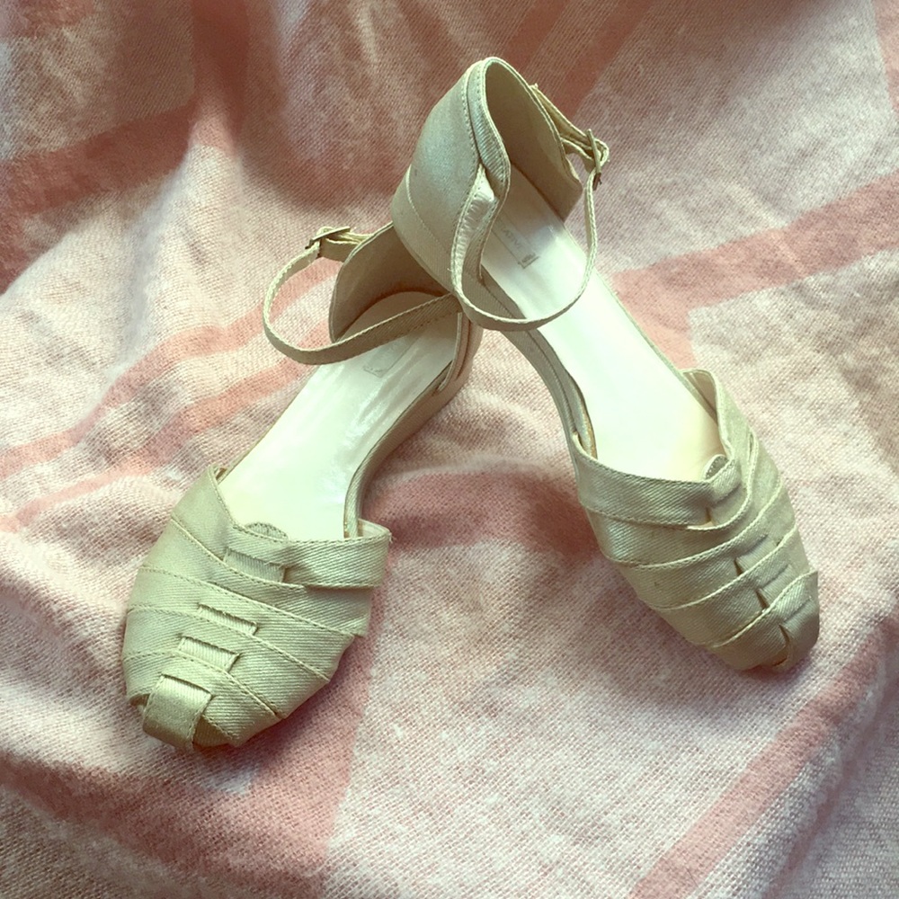 Champagne Closed Toe Woven Flat Sz 8